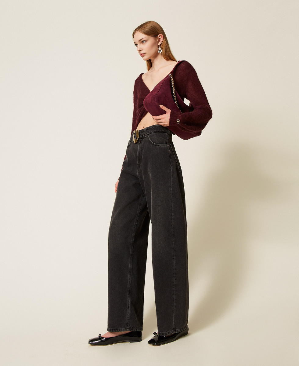 Jean noir avec ceinture et grande boucle